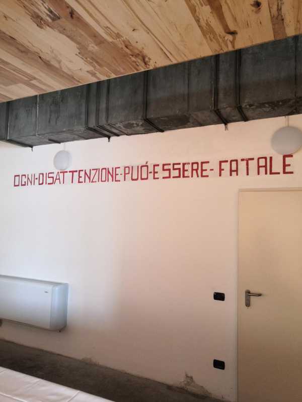 Picture of a wall with the writing 'Ogni disattenzione può essere fatale'